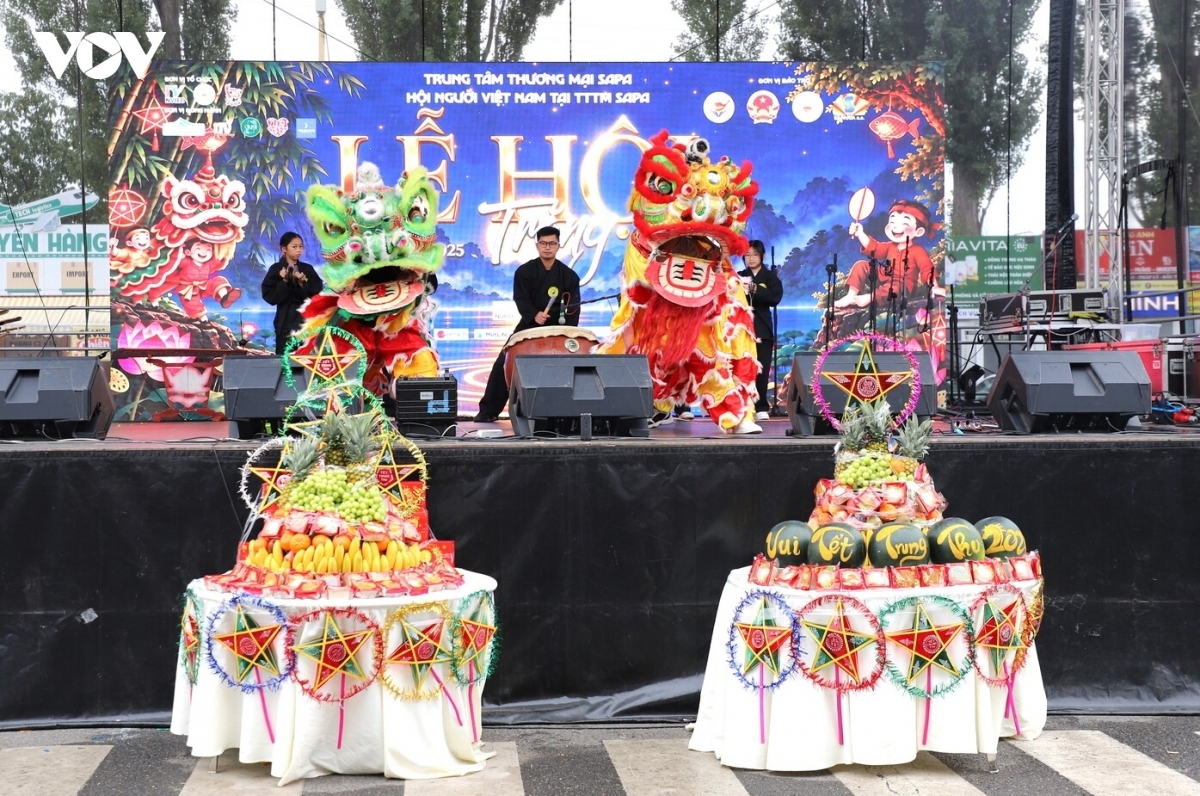 La danza del león marca el inicio de la celebración en un ambiente festivo y animado, como símbolo de buenos augurios y prosperidad, y lleva alegría a los niños. Foto: VOV