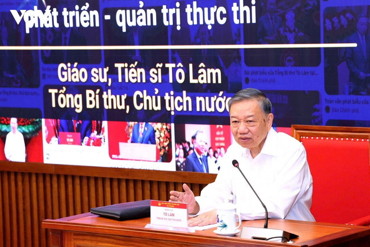 Tổng Bí thư, Chủ tịch nước Tô Lâm trực tiếp truyền đạt chuyên đề của Chương trình bồi dưỡng, cập nhật kiến thức đối với Ủy viên Ban Chấp hành Trung ương Đảng khóa XIV. Ảnh: VOV