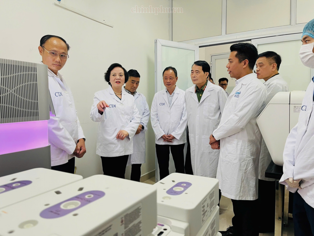 范氏青茶副总理视察科技院生物研究所DNA鉴定中心。