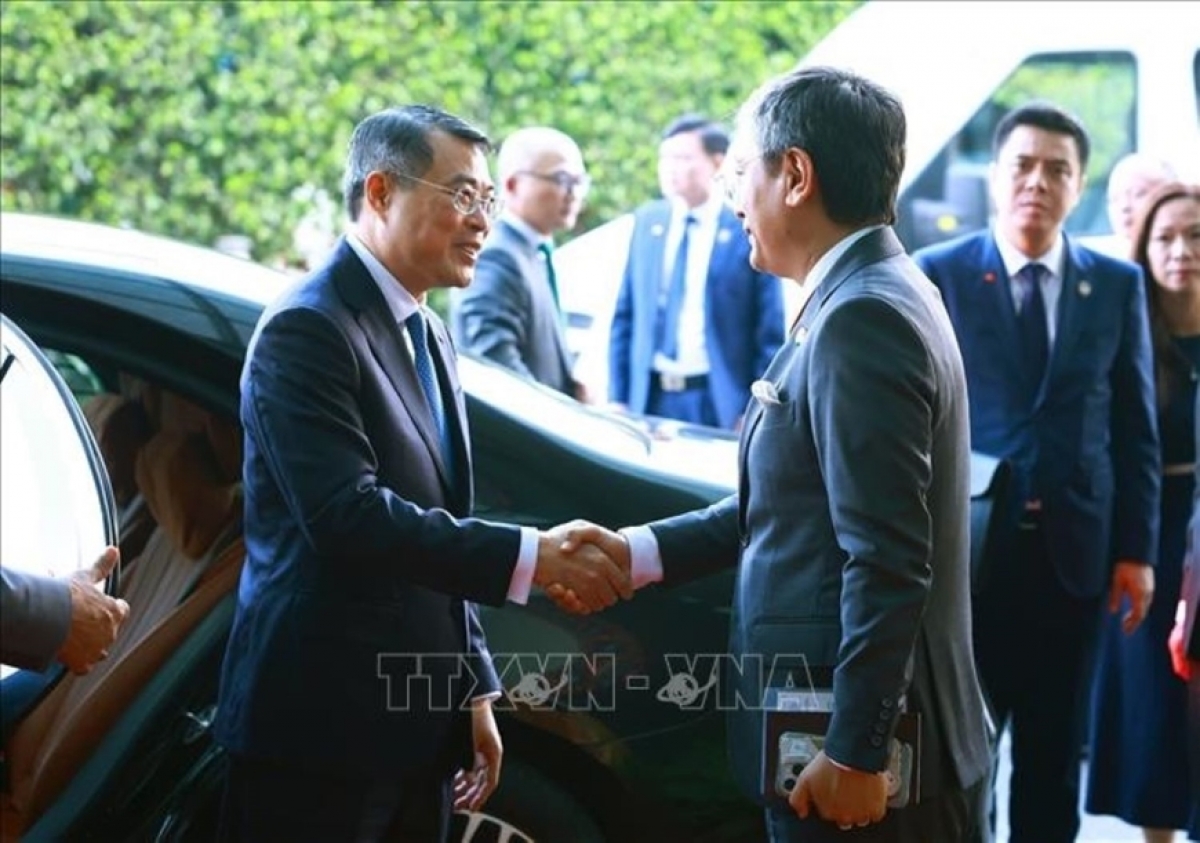 A high-ranking Indian official sees off Prime Minister Le Minh Hung as he concludes his visit to India for the 18th BRICS Summit and bilateral engagements, September 13, 2026. (Photo: VNA)