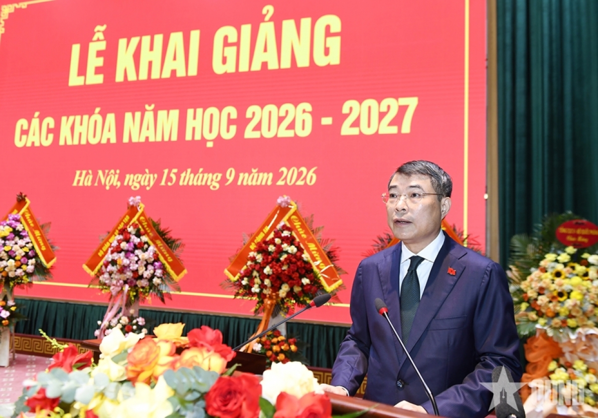 PM Le Minh Hung menghadiri upacara pembukaan tahun ajaran baru 2026–2027 di Akademi Pertahanan  (Foto: QDND)