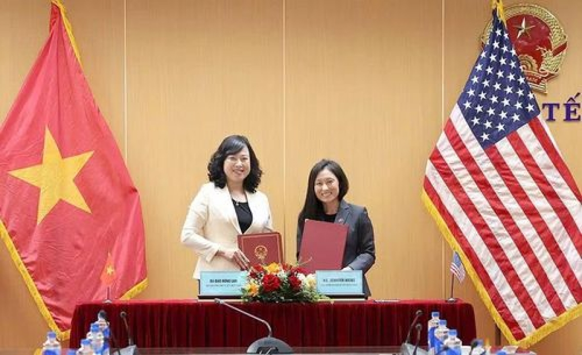 Minister of Health Dao Hong Lan (L) and US Ambassador to Vietnam Jennifer McNamara Wick sign the memorandum of understanding on health cooperation. (Photo: VNA)