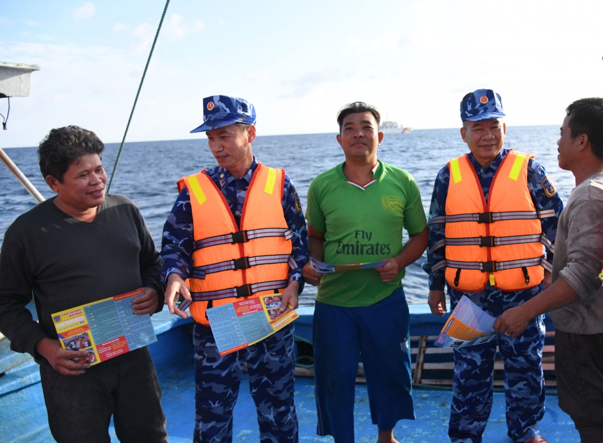 Actividad de divulgación y sensibilización sobre la legislación pesquera dirigida a los pescadores. Foto: Nhat Minh