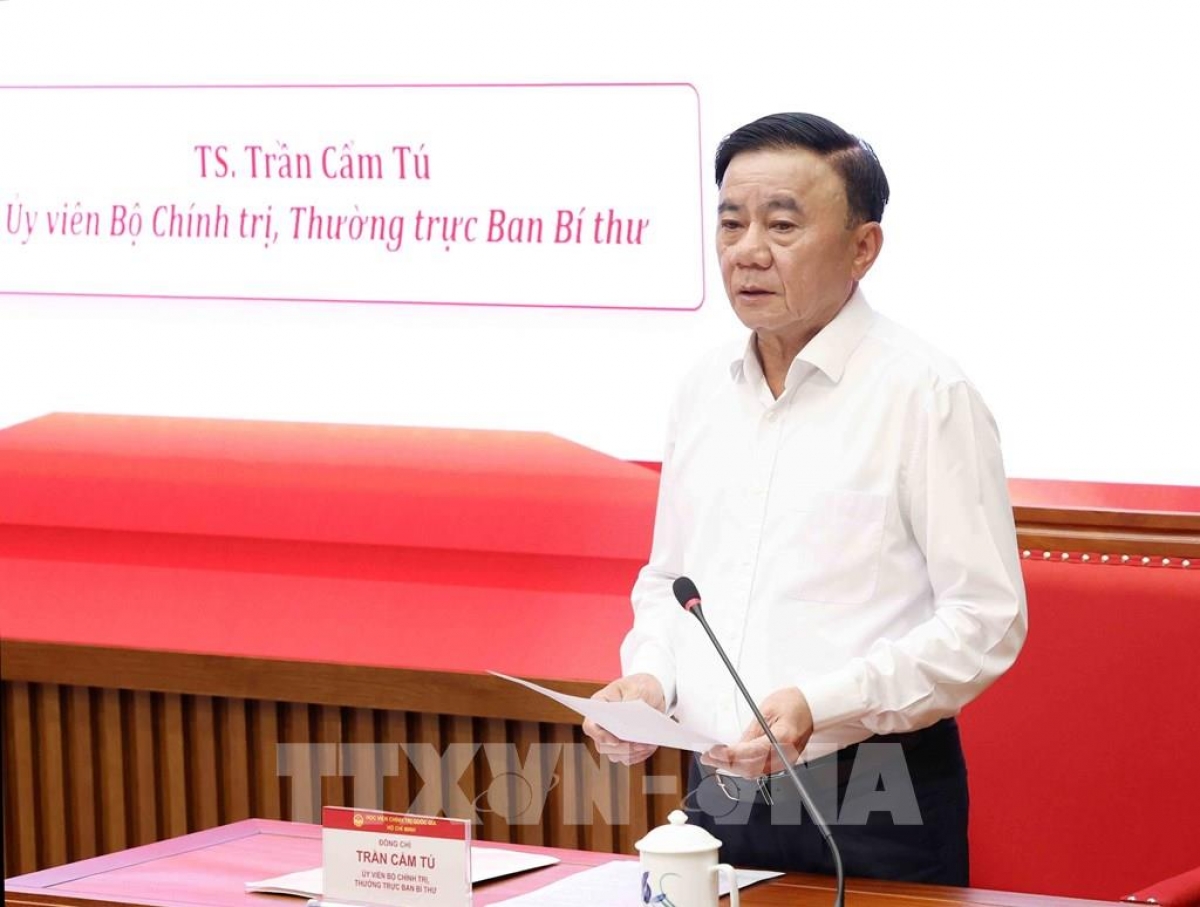 Ông Trần Cẩm Tú, Ủy viên Bộ Chính trị, Thường trực Ban Bí thư, đã truyền đạt chuyên đề: "Xây dựng Đảng trong sạch, vững mạnh toàn diện “là đạo đức, là văn minh”, đảm đương sứ mệnh lãnh đạo, cầm quyền trong kỉ nguyên phát triển mới". Ảnh: TTXVN