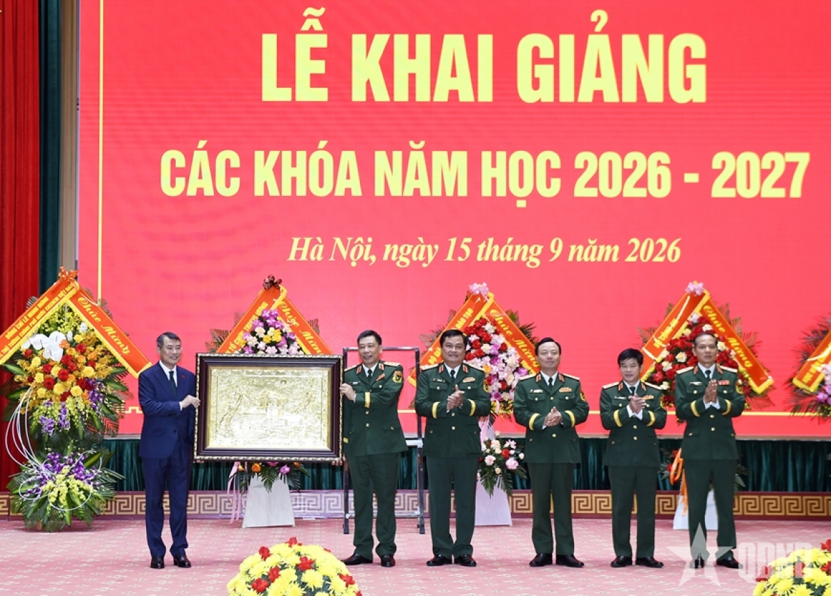 El primer ministro Le Minh Hung entrega obsequios a la Academia Nacional de Defensa. Foto: qdnd.vn