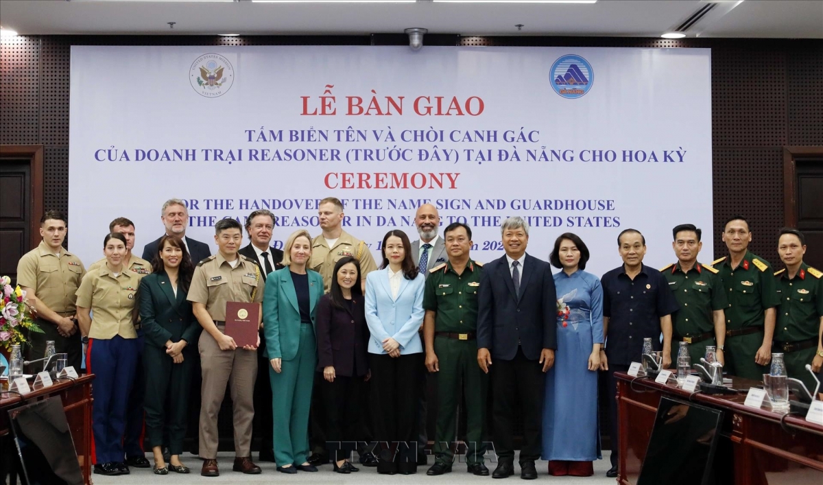 Vietnamese and US representatives at the handover ceremony in Da Nang on September 15, 2026 (Photo: VNA/Tran Le Lam)