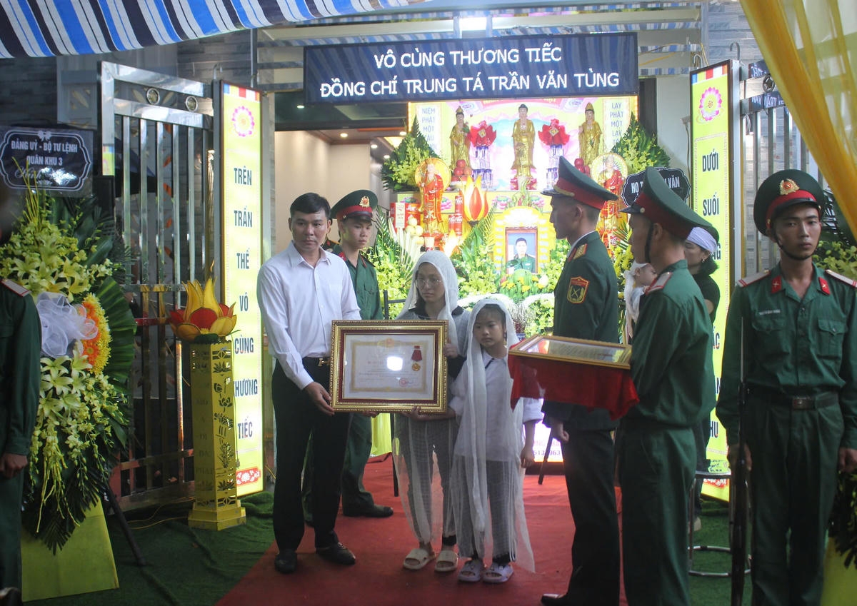 Phó Chủ tịch Thường trực UBND tỉnh Hưng Yên Nguyễn Lê Huy trao Huân chương của Chủ tịch nước tới thân nhân Trung tá Trần Văn Tùng. Ảnh: Đình Chiến/Báo Đại Đoàn Kết