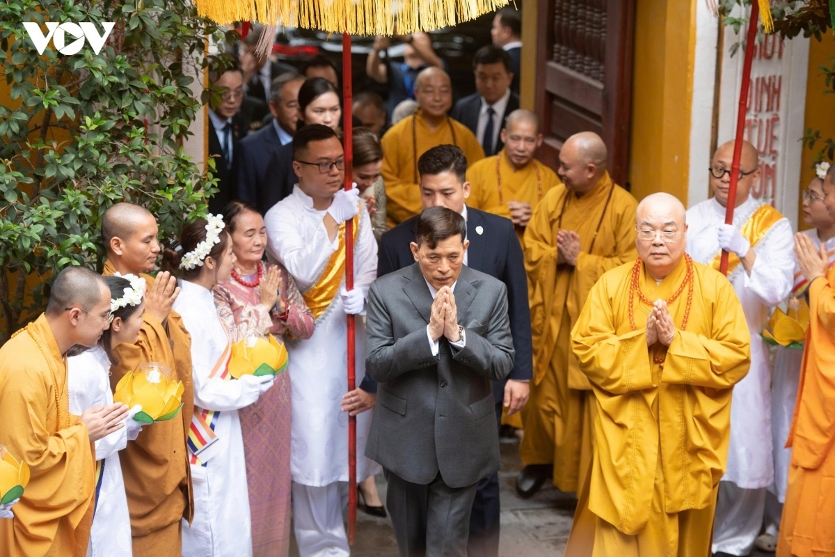 Nhà vua Thái Lan Maha Vajiralongkorn Phra Vajiraklaochaoyuhua và Hoàng hậu Suthida Bajrasudhabimalalakshana tới thăm chùa Quán Sứ. Ảnh: Trọng Phú/VOV