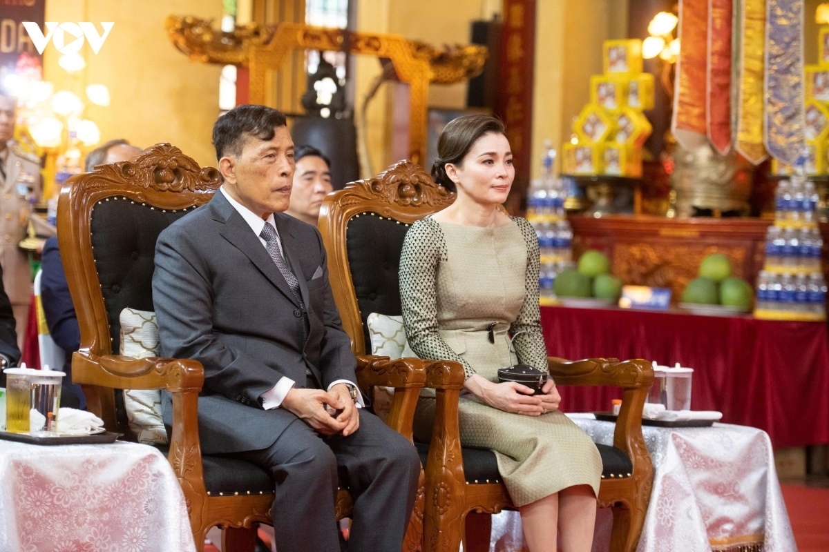 Nhà vua Thái Lan Maha Vajiralongkorn Phra Vajiraklaochaoyuhua và Hoàng hậu Suthida Bajrasudhabimalalakshana dự lễ cầu an tại chùa Quán Sứ. Ảnh: Trọng Phú/VOV