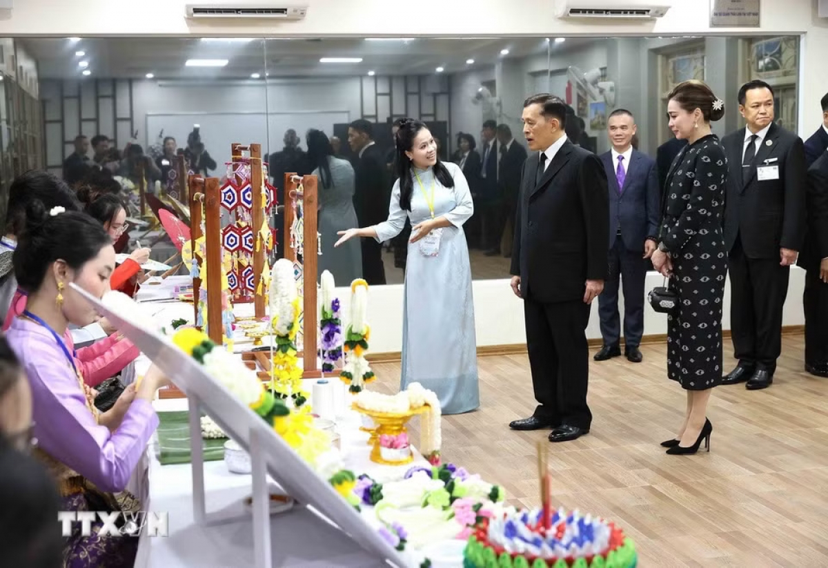 Nhà vua Thái Lan Maha Maha Vajiralongkorn Phra Vajiraklaochaoyuhua cùng Hoàng hậu Suthida Bajrasudhabimalalakshana tham quan gian trưng bày các sản phẩm truyền thống Thái Lan do sinh viên Trường Đại học Hà Nội thể hiện. Ảnh: An Đăng/TTXVN