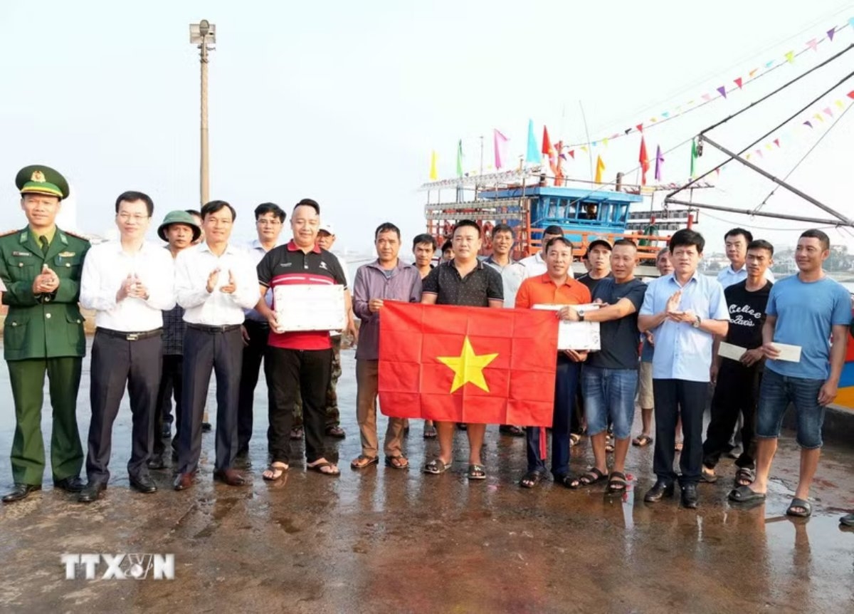 Fishermen in Quang Tri province are informed of anti-IUU fishing regulations. (Photo: Ta Chuyen/VNA)