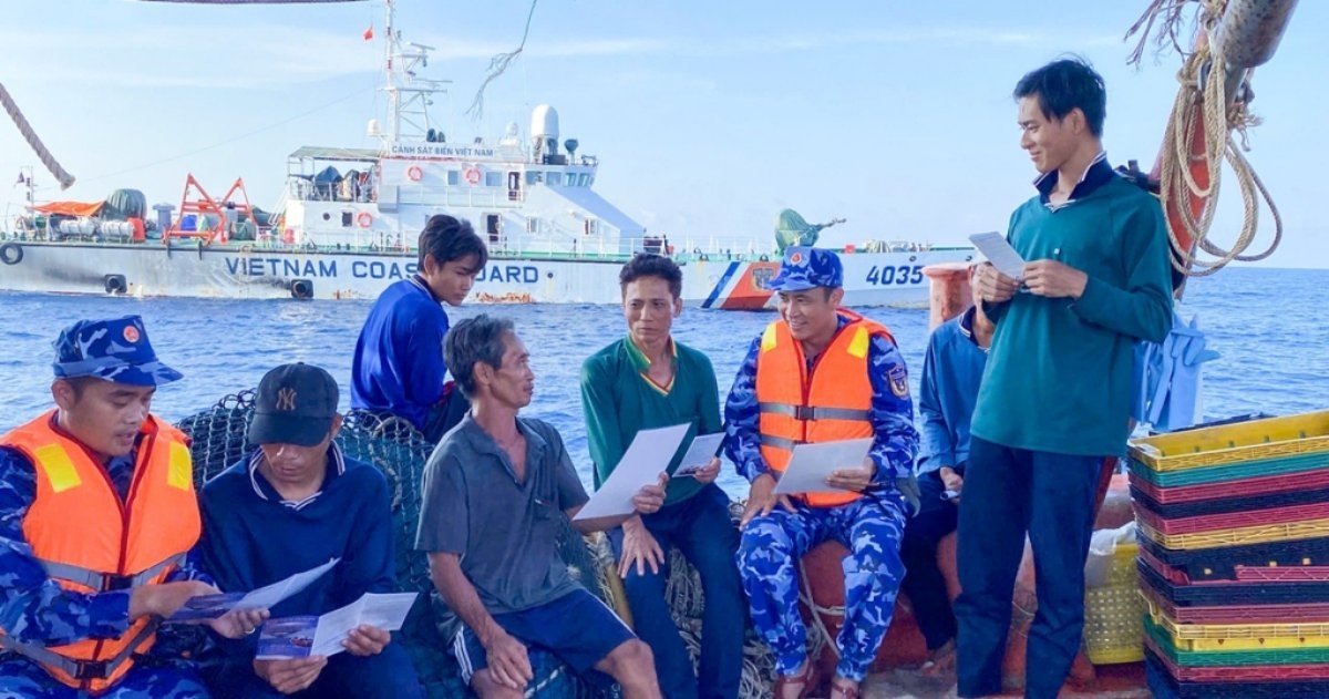 Functional forces disseminate information directly to the fishermen. (Photo: quangngaitv.vn)