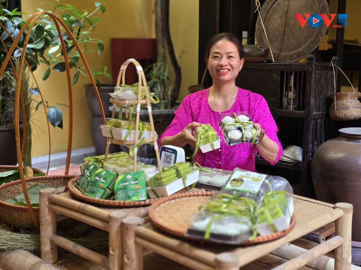 Berbagai produk khas Hanoi juga diperkenalkan kepada para wisatawan.