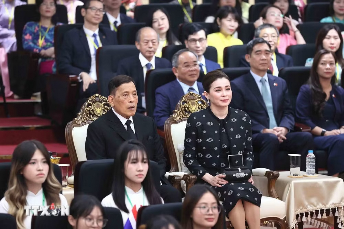 Raja Thailand beserta Permaisuri melakukan pertemuan dengan pimpinan, dosen, pejabat dan mahasiswa Pusat Bahasa dan Budaya Thailand, Universitas Hanoi (Foto: An Dang/VNA)