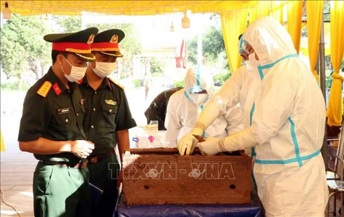 Collecte de restes de martyrs au cimetière militaire de la commune de Tân Cuong dans la province de Thai Nguyên. Photo: Trân Trang/AVI