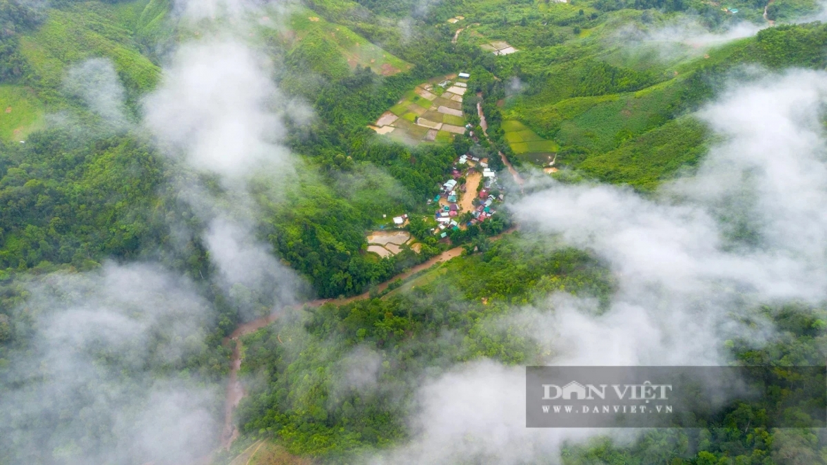 Vue de haut sur le village d'Aur, perché à plus de 1000 mètres d'altitude dans la commune d'A Vuong, à Dà Nang, qui bénéficiera de la couverture satellite Starlink. Photo: danviet.vn
