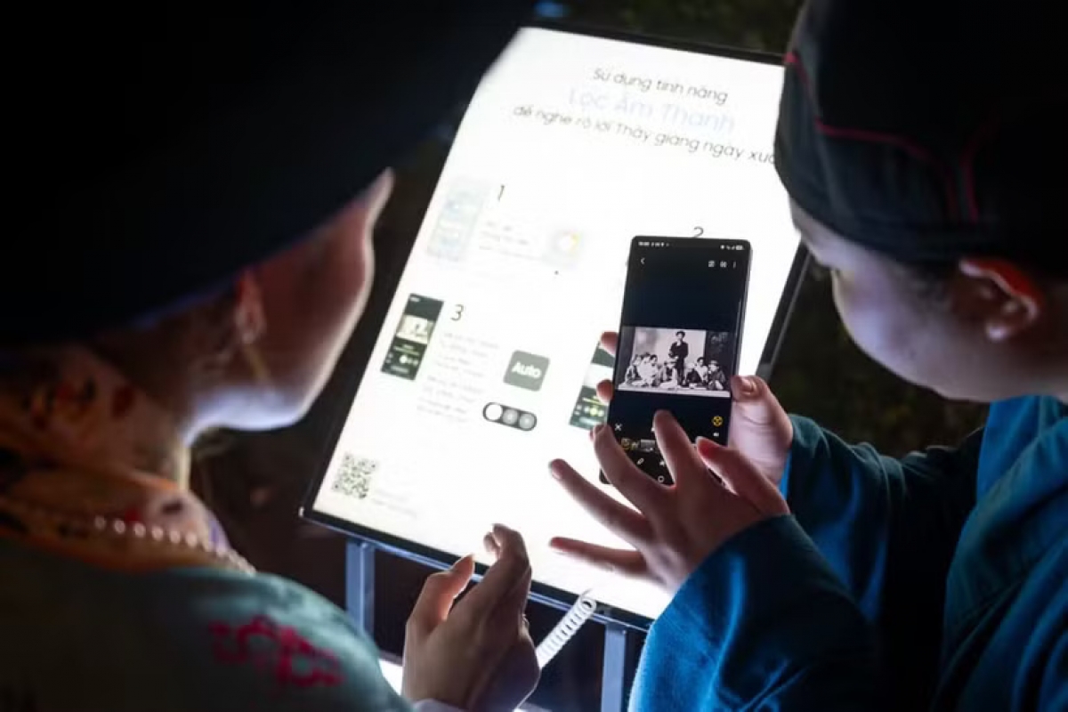 
Young people use AI to explore culture and history at the Temple of Literature, Hanoi. (Photo: Minh Son/VietnamPlus)
