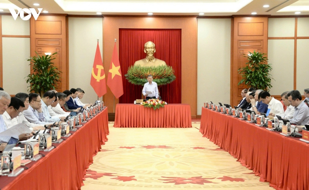 General Secretary and President To Lam presides over the second meeting of the Steering Committee on reviewing 100 years of the Party's leadership of the Vietnamese revolution and setting the direction for national development over the next 100 years, as well as reviewing 40 years of implementing the Platform for national construction during the transition to socialism. (Photo: Viet Cuong/VOV)