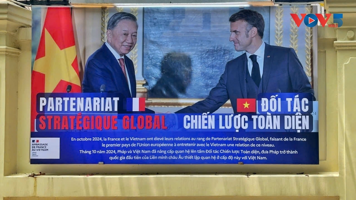 Un panneau revient sur l’élévation des relations franco-vietnamiennes au rang de Partenariat stratégique global en octobre 2024. Photo: Phuong Anh/VOV5