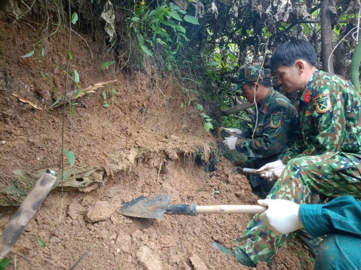 The suspected site is on a steep, difficult terrain, where the search team carefully and meticulously conduct an excavation. (Photo: VOV)