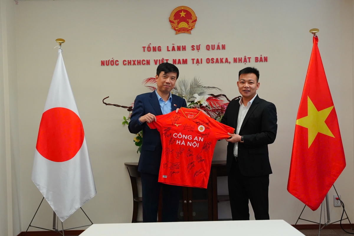 Ông Nguyễn Văn Việt, Phó Giám đốc điều hành CLB Công an Hà Nội trao tặng áo đấu có chữ ký các cầu thủ cho Tổng Lãnh sự quán Việt Nam tại Osaka