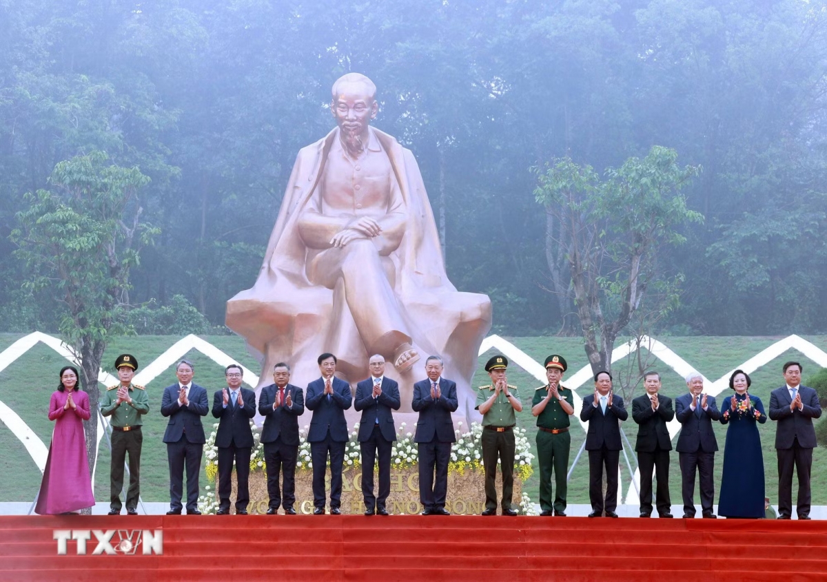 Tổng Bí thư, Chủ tịch nước Tô Lâm và các đại biểu tại Lễ khánh thành Tượng đài “Bác Hồ với Ngày hội non sông”. (Ảnh: Thống Nhất/TTXVN)