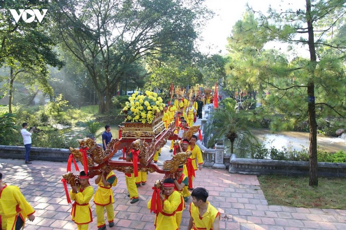 Lễ rước văn, rước bộ từ chùa Côn Sơn về đền Nguyễn Trãi trong Lễ tưởng niệm.