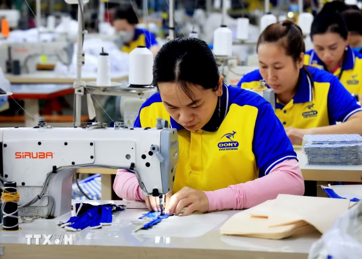 Production of textile and garment products for export (Photo: Hong Dat/VNA)
