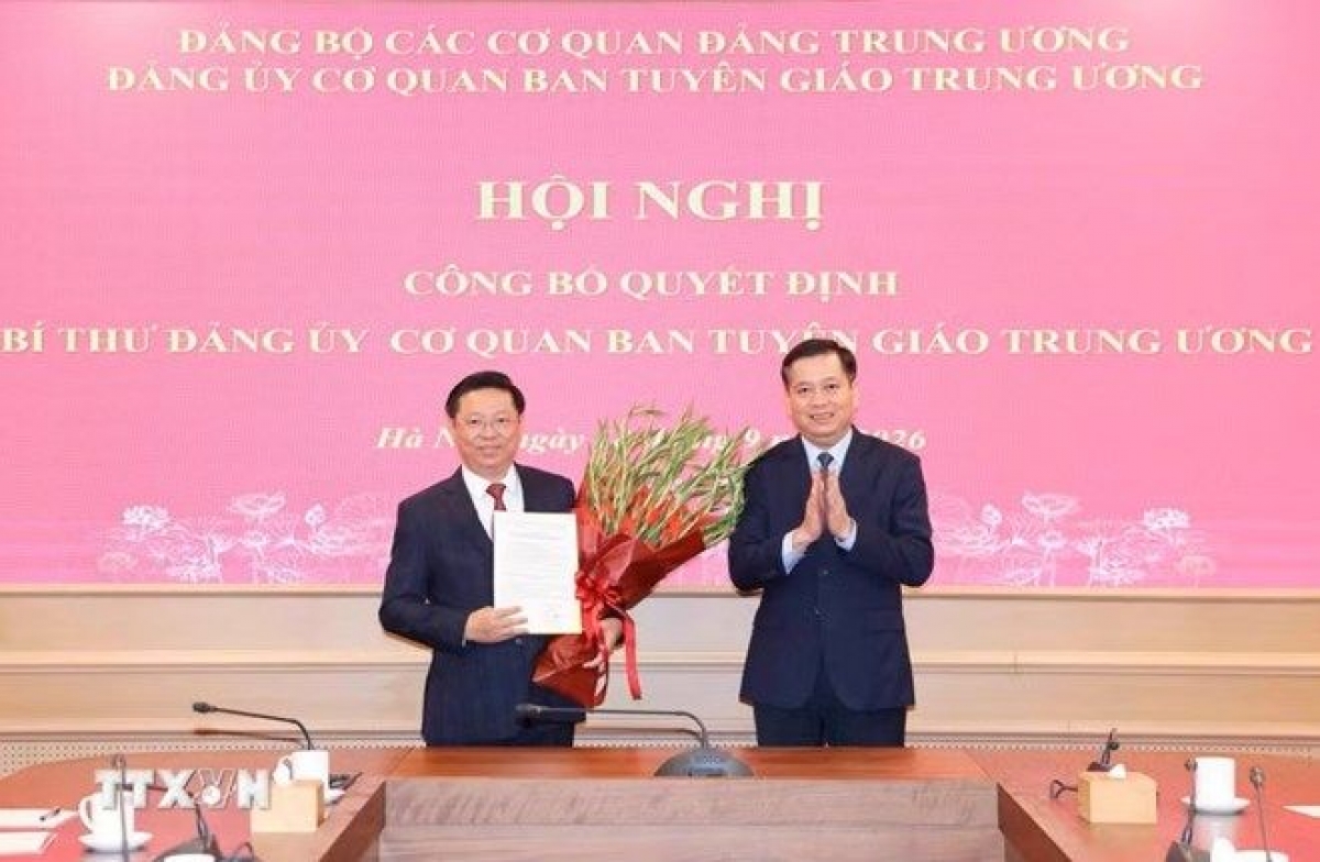 Ông Nguyễn Long Hải - Ủy viên Trung ương Đảng, Phó Bí thư Thường trực Đảng ủy các cơ quan Đảng Trung ương trao quyết định cho ông Trần Thanh Lâm. Ảnh: TTXVN