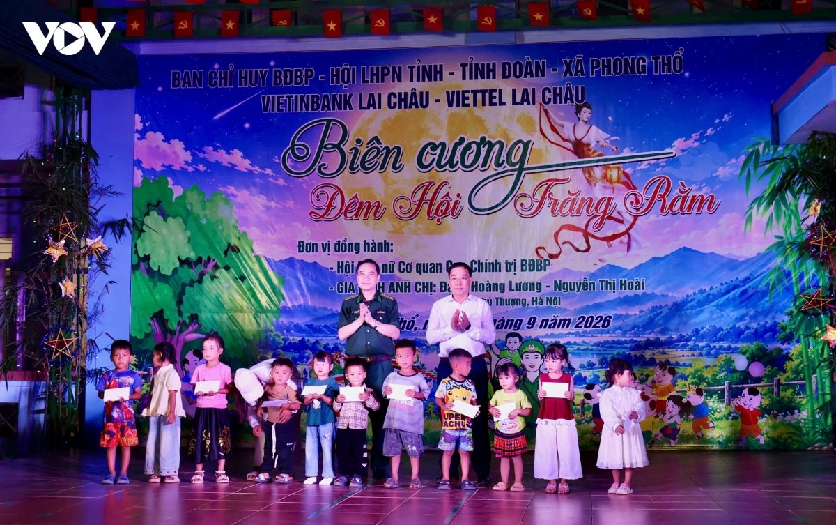 Lãnh đạo Ủy ban MTTQ Việt Nam tỉnh Lai Châu và Ban Chỉ huy BĐBP trao học bổng chương trình Nâng bước em tới trường cho học sinh. Ảnh: VOV