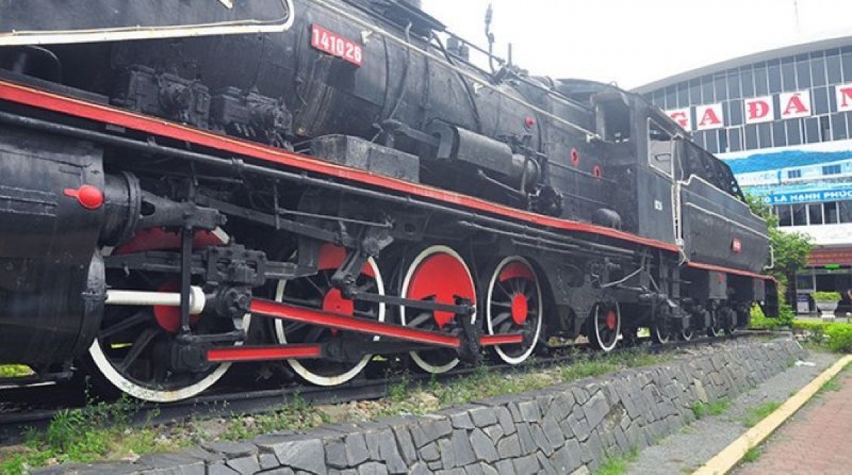 Une locomotive à vapeur exposée à la gare de Da Nang. Photo: Hà Minh