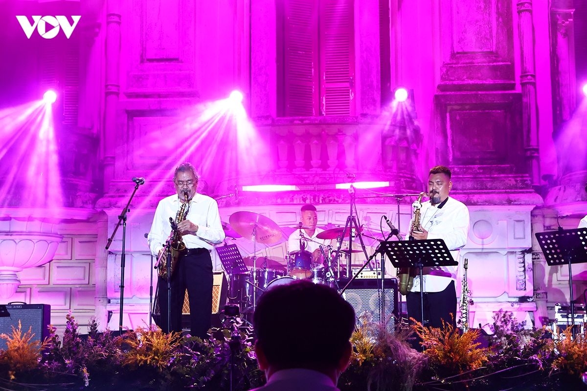 The opening ceremony of Hanoi Jazztival 2026 features Meritorious Artist Quyen Van Minh, the festival's brand ambassador, and Red River Jazz Band. (Photo: VOV)
