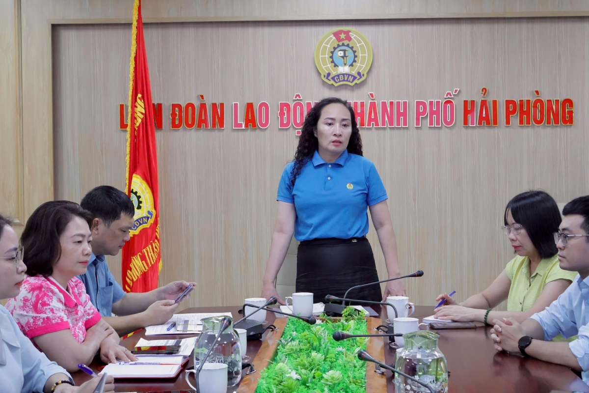 Bà Nguyễn Thị Lan Anh, Phó Chủ tịch Liên đoàn lao động thành phố chủ trì buổi họp báo. Ảnh: Cổng thông tin điện tử Hải Phòng