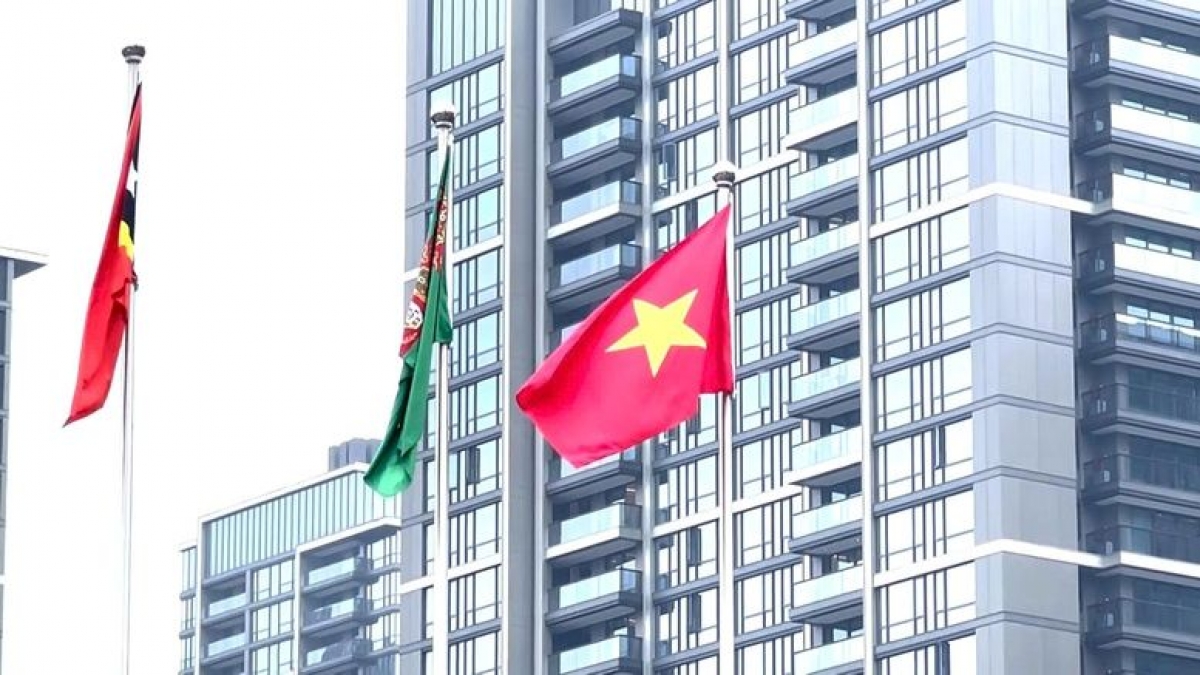 Quốc kỳ Việt Nam tung bay tại lễ thượng cờ của ASIAD 19. Ảnh: TTXVN