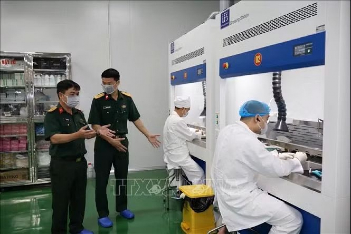 Lực lượng chức năng tỉnh Cao Bằng bàn giao mẫu hài cốt liệt sĩ cho Viện Pháp y Quân đội phục vụ giám định ADN. Ảnh: TTXVN