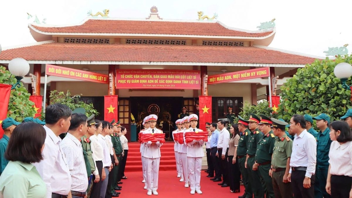 5.287 mẫu sinh phẩm hài cốt liệt sĩ được tỉnh Tây Ninh bàn giao để đưa ra Hà Nội phục vụ giám định ADN. Ảnh: Thanh Bình