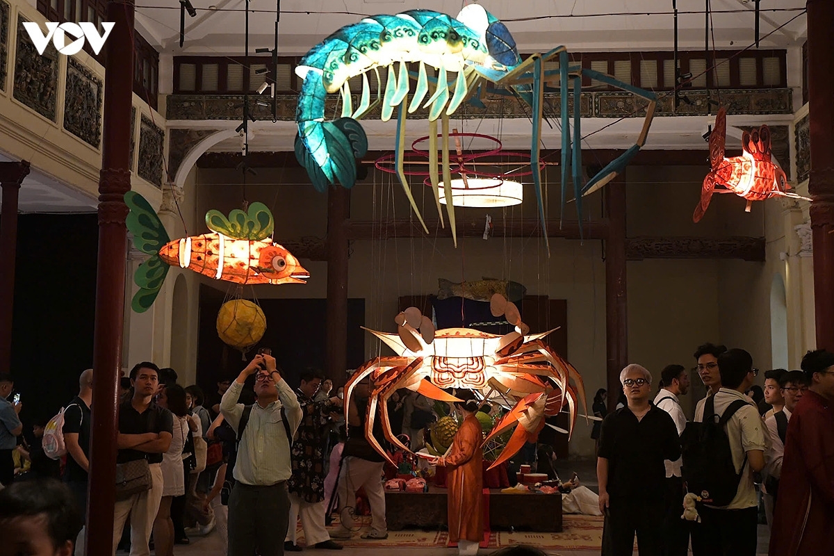 Lanterns of various shapes and sizes are hung around the exhibition. (Photo: VOV)