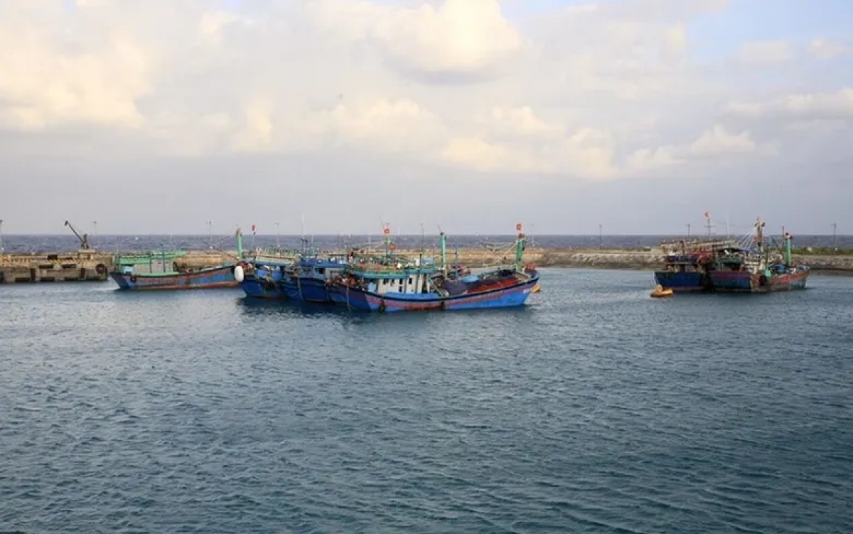 Fishing vessels take shelter on Truong Sa Island. (Photo: nhandan.vn)