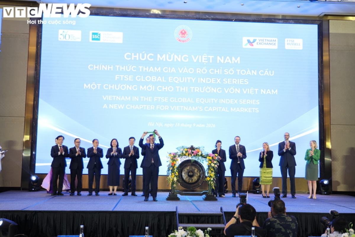 Bộ trưởng Tài chính Ngô Văn Tuấn đánh cồng đánh dấu Việt Nam chính thức tham gia vào chỉ số thị trường mới nổi của FTSE GEIS. Ảnh: VTCnews