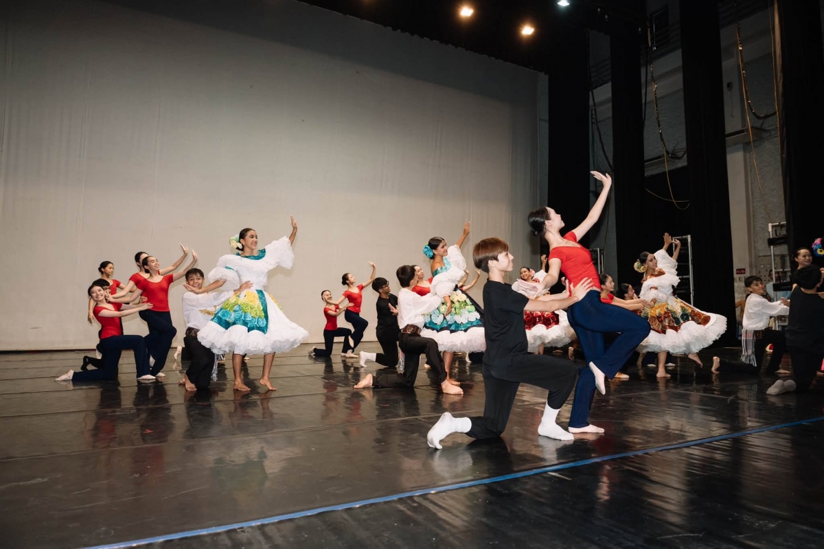 Jóvenes huilenses intercambian experiencias con alumnos de la Academia de Danza de Vietnam. Foto: Embajada de Colombia en Vietnam