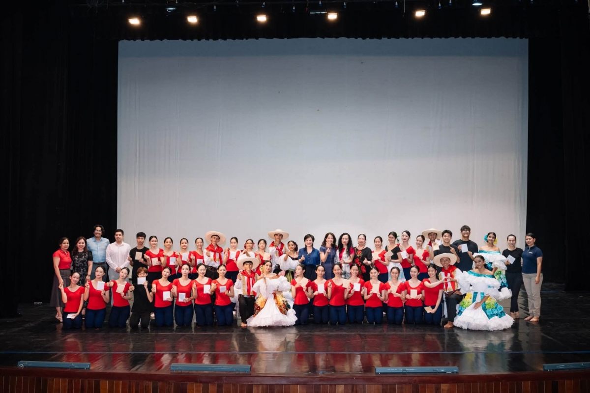 Jóvenes algecireños intercambian experiencias con alumnos de la Academia de Danza de Vietnam. Foto: Embajada de Colombia en Vietnam