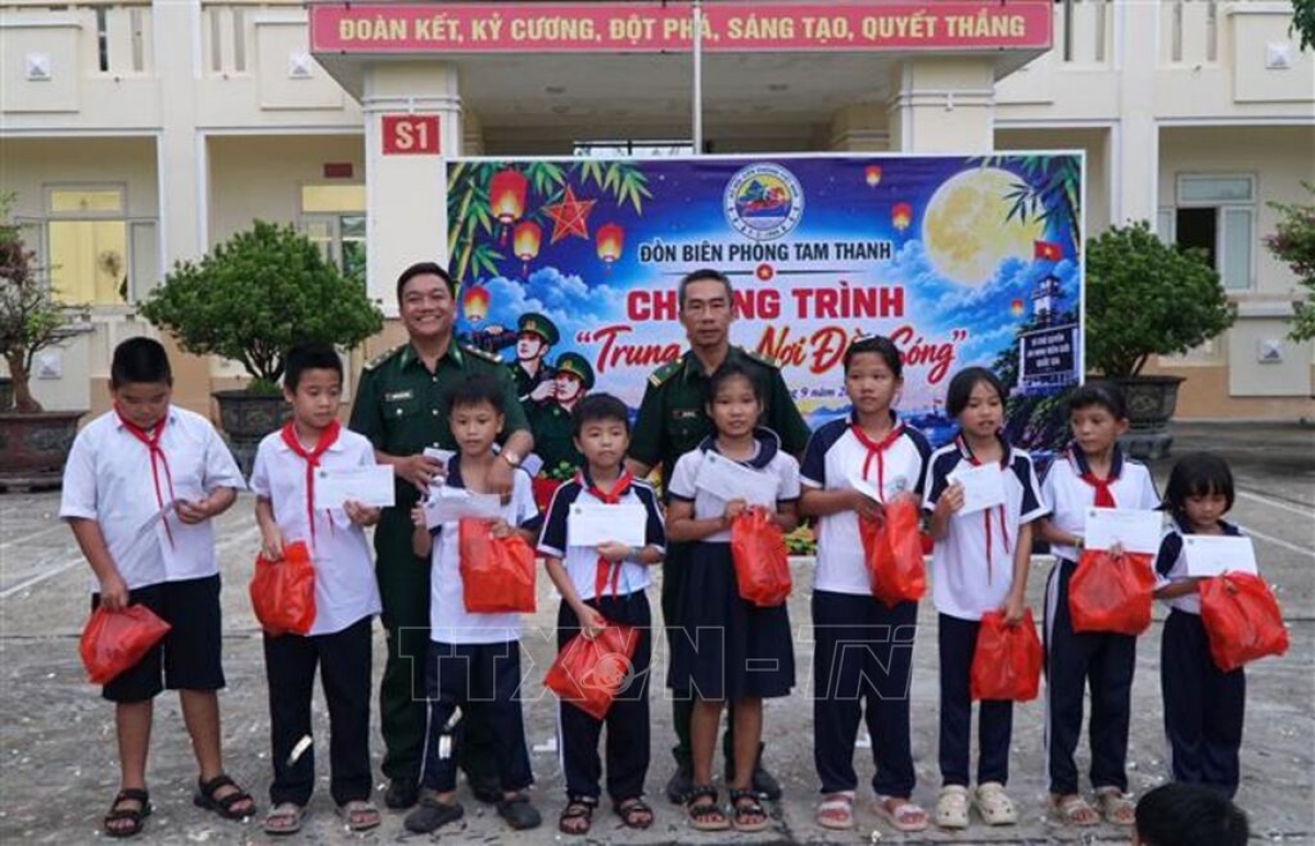 Đại diện lãnh đạo Đồn Biên phòng Tam Thanh tặng quà cho học sinh có hoàn cảnh khó khăn. Ảnh: Quốc Dũng/TTXVN