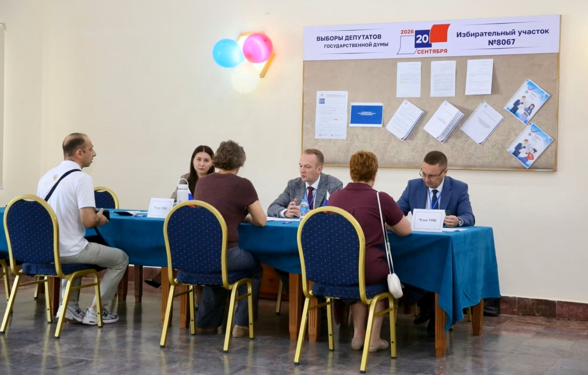 Ciudadanos rusos registrados para votar en el colegio electoral de la Embajada de Rusia en Hanói. Foto: cand.vn