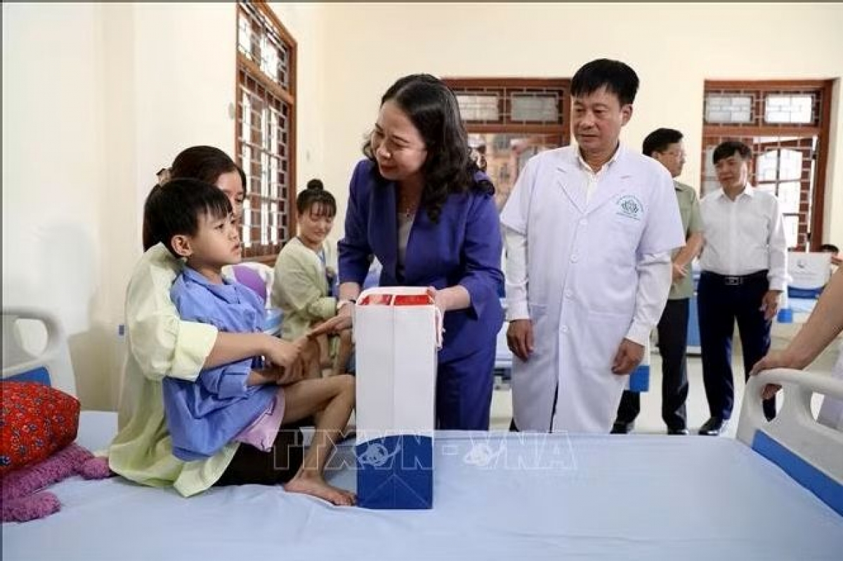 Phó Chủ tịch nước Võ Thị Ánh Xuân tặng quà Tết Trung thu cho các bệnh nhi, trẻ khuyết tật đang điều trị tại Bệnh viện Phục hồi chức năng tỉnh Tuyên Quang. Ảnh: TTXVN