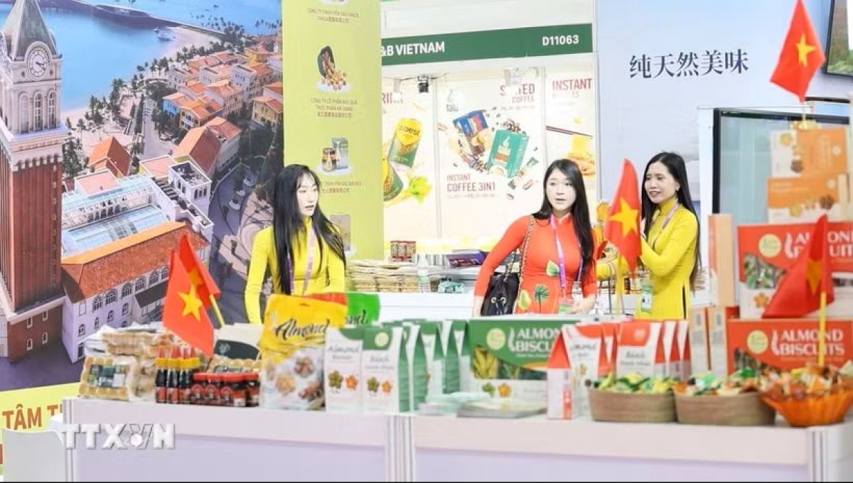 Các doanh nghiệp Việt Nam trưng bày giới thiệu nhiều loại sản phẩm chất lượng cao tại CAEXPO lần thứ 23. Ảnh: TTXVN