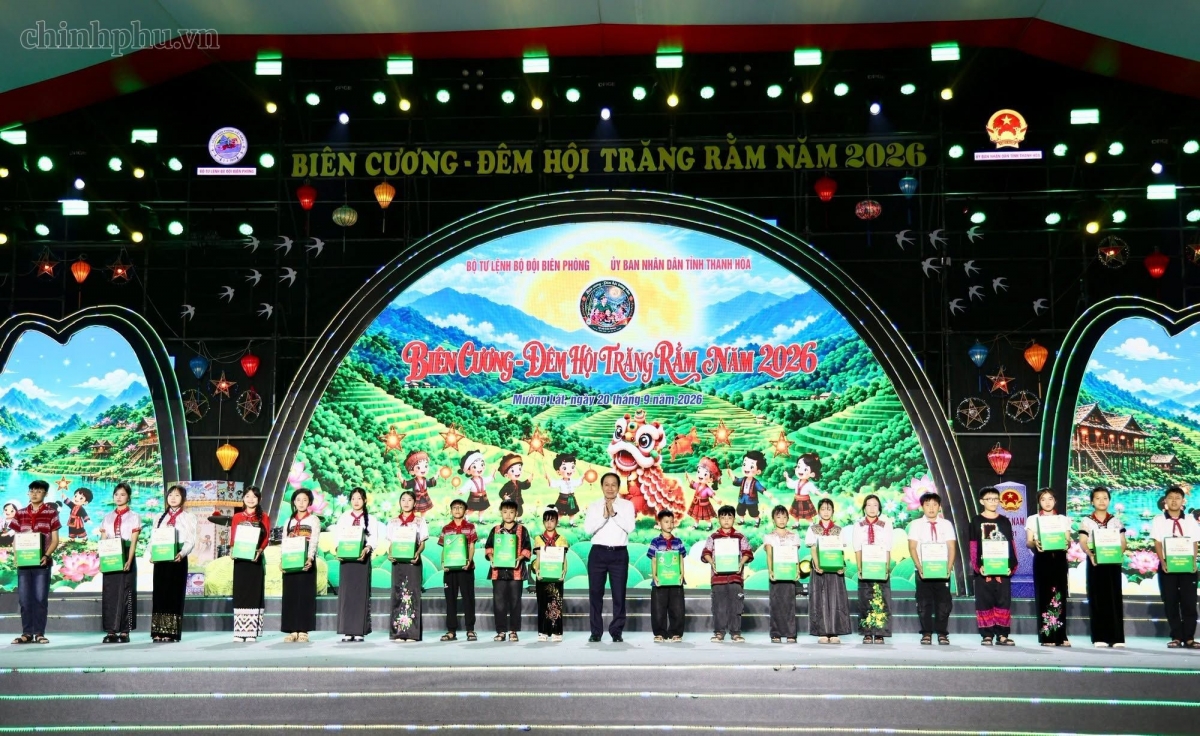 ທ່ານ​ຮອງ​ນາ​ຍົກ​ລັດ​ຖະ​ມົ​ນ​ຕີ ເລ​ຕຽນ​ເຈົ້າ​ມອບ​ຂອງ​ຂວັນ​ໃຫ້​ແກ່​ພວກ​ນ້ອງໆ​ນັກ​ຮຽນ​ປະ​ສົບ​ກັບ​ຄວາມ​ຫຍຸ້ງ​ຍາກ, ມອບ​ທຶນ​ການ​ສຶກ​ສາ​ໃຫ້​ແກ່​ນັກ​ຮຽນ​ດີ​ເດັ່ນ (ພາບ: Chinhphu.vn)