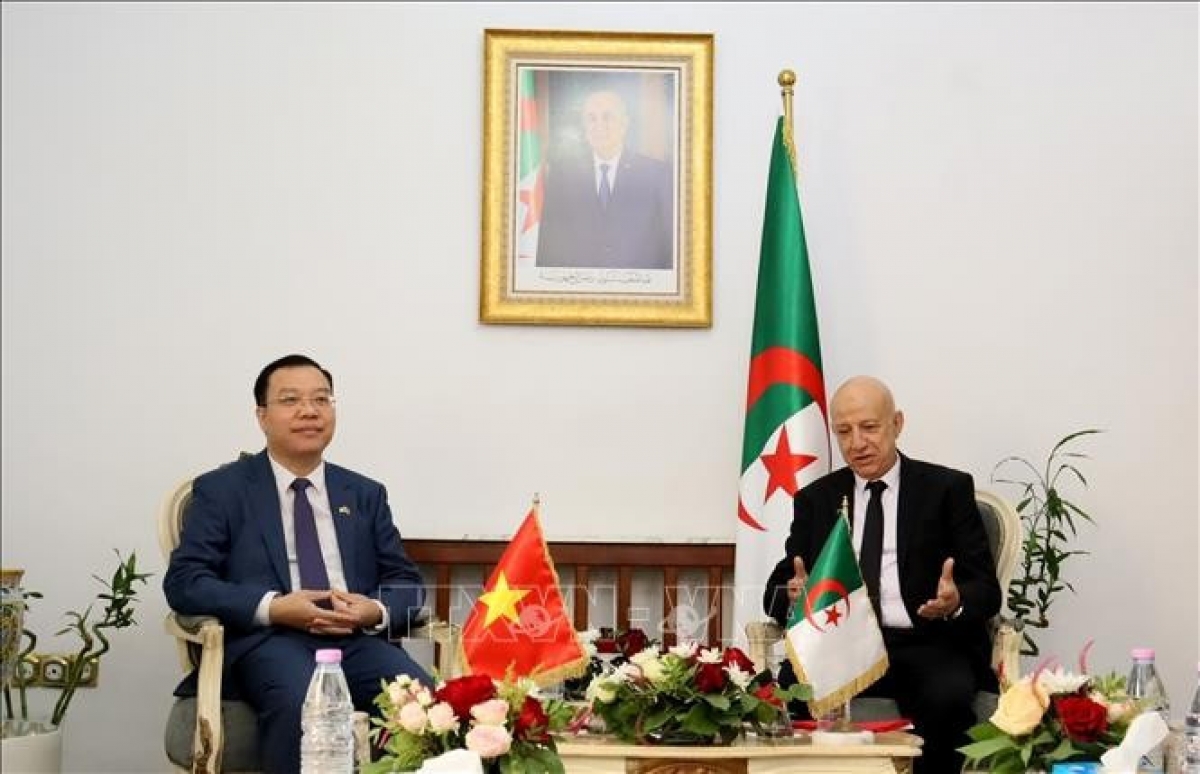  L'ambassadeur du Vietnam en Algérie, Vu Duy Long, et le secrétaire général du Front de libération nationale (FLN), Abdelkrim Benmbarek. Photo: TTXVN