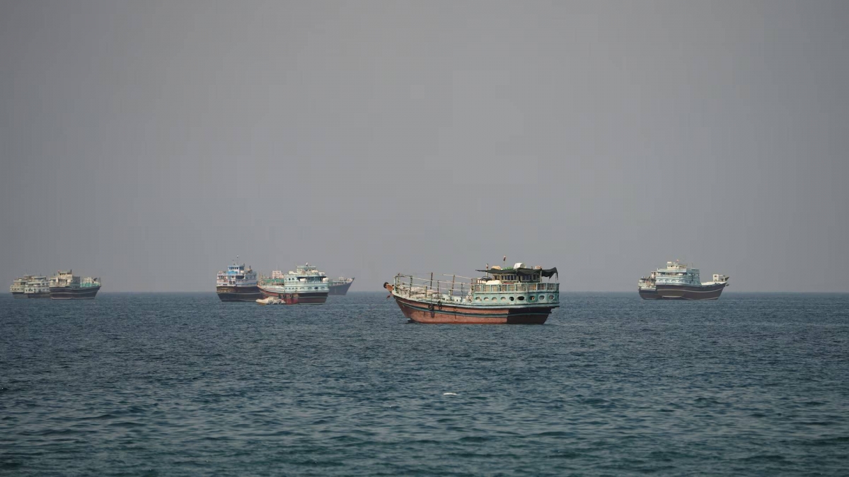 Buques en el estrecho de Ormuz, vistos desde Musandam, Omán, el 6 de septiembre de 2026. Foto: REUTERS/Stringer.