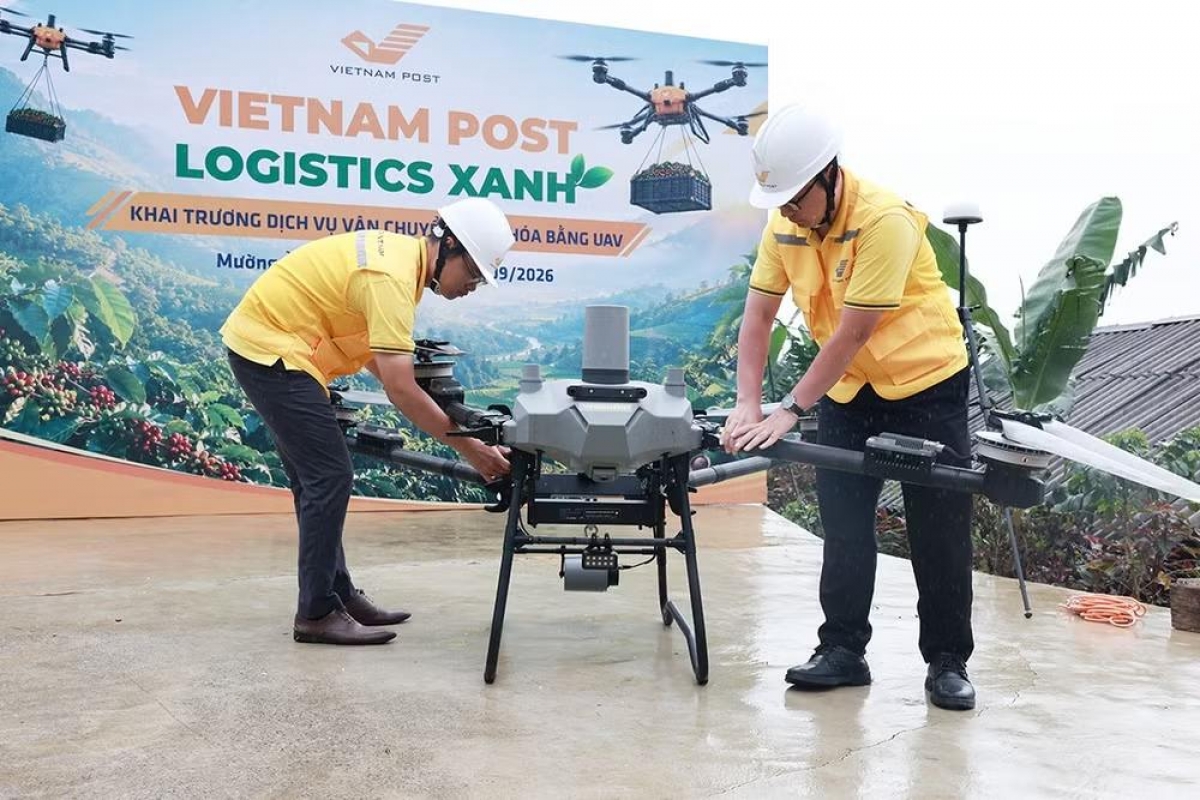 Un empleado revisa el equipo y prepara un UAV para su puesta en funcionamiento en Muong Ang. Foto: VietnamPost