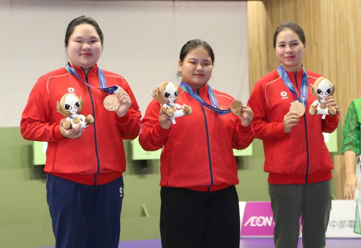 From left: Bui Thuy Thu Thuy, Nguyen Thuy Trang, and Trinh Thu Vinh win the bronze medal in the women's team 10m air pistol event. (Photo: Tam Ninh)